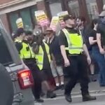 O filme da força que ajuda os contra-demonstradores de uma estação próxima para o hotel Bell apareceu depois que a polícia de Essex negou originalmente para oferecer ajuda. Alguns têm seus rostos cobertos
