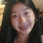 A polícia diz que Katie Hong foi vista pela última vez em 25 de julho de 2025 em Fremont por volta das 18h20. É um metro e oitenta, 100 quilos, olhos castanhos, aparelhos, cabelos castanhos escuros e usavam um zíper médio azul escuro, jaqueta de solda cinza e uma mochila vermelha da Patagônia.