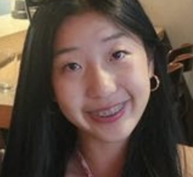 A polícia diz que Katie Hong foi vista pela última vez em 25 de julho de 2025 em Fremont por volta das 18h20. É um metro e oitenta, 100 quilos, olhos castanhos, aparelhos, cabelos castanhos escuros e usavam um zíper médio azul escuro, jaqueta de solda cinza e uma mochila vermelha da Patagônia.