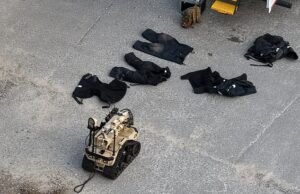 A polícia encontra pelo menos quatro “unidades suspeitas” no palco onde o encanador de roupas de máscara de gás são baleadas enquanto “com uma serra elétrica” Roupas de proteção e um robô usado pelo esquadrão de bombas também foi visto fora do pub