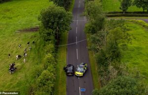 A polícia investiga o triplo assassinato e tentou a teoria do suicídio depois que a mulher e dois filhos foram mortos a tiros na Irlanda do Norte A polícia persegue uma tentativa tripla de assassinato e suicídio como investigação depois que dois filhos e uma mulher morreram em um evento de tiro