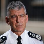 O chefe do Colégio de Política, Sir Andy Marsh, instou os policiais a agir quando cheiram a maconha na rua porque é um sinal de crime e desordem.