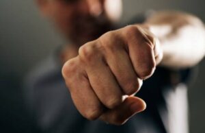 A polícia usa a justiça restaurativa depois que o motorista viral de Transjakarta foi espancado por Ojol A polícia usa a justiça restaurativa depois que o motorista viral de Transjakarta foi espancado por Ojol