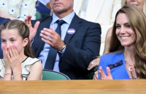A princesa Charlotte tem uma reação adorável ao jogo de Wimbledon enquanto está sentado com sua mãe Kate Middleton Grã -Bretanha Catherine, princesa de Gales, a princesa da Grã -Bretanha Charlotte de Wales e o príncipe William da Grã -Bretanha, príncipe de Gales, chegam a Wimbledon.