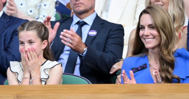 Grã -Bretanha Catherine, princesa de Gales, a princesa da Grã -Bretanha Charlotte de Wales e o príncipe William da Grã -Bretanha, príncipe de Gales, chegam a Wimbledon.