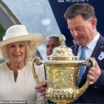 Queen Camilla apresenta o troféu do vencedor quando gosta de um dia no ascot