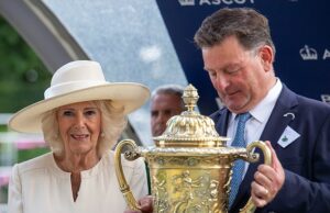 A rainha Camilla é elegante em um conjunto completamente branco quando participa do Weekend King George Racing no Ascot Solo Queen Camilla apresenta o troféu do vencedor quando gosta de um dia no ascot