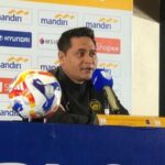 A reação emocional do treinador Sub-23 da Malásia depois de ser esmagada pelas Filipinas por 2 a 0 na partida de abertura da Copa do Aff