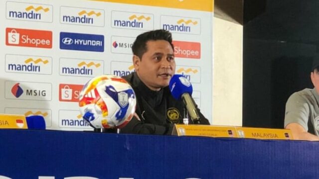 A reação emocional do treinador Sub-23 da Malásia depois de ser esmagada pelas Filipinas por 2 a 0 na partida de abertura da Copa do Aff

