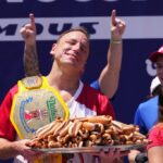 Miki Sudo vence a competição feminina no concurso anual de cachorro -quente em 4 de julho de 2025 na cidade de Nova York. Joey Chestnut retorna ao famoso concurso de comer cachorro -quente em 4 de julho para lutar pela 17ª vitória depois de perder o evento em 2024 devido a uma disputa patrocinadora com a alimentação da liga principal. (Foto de Adam Gray/Getty Images)