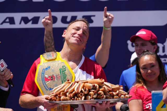 Miki Sudo vence a competição feminina no concurso anual de cachorro -quente em 4 de julho de 2025 na cidade de Nova York. Joey Chestnut retorna ao famoso concurso de comer cachorro -quente em 4 de julho para lutar pela 17ª vitória depois de perder o evento em 2024 devido a uma disputa patrocinadora com a alimentação da liga principal. (Foto de Adam Gray/Getty Images)