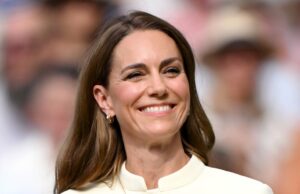 A secretária particular de Kate Middleton levanta as sobrancelhas em Wimbledon A princesa Kate e Roger Federer são todos sorrisos enquanto olham para o tênis de fósforo em Wimbledon: Fotos