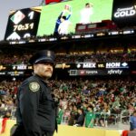 Os policiais de Santa Clara monitoram os fãs quanto aos possíveis encrenqueiros durante o jogo semi -final entre o México e Honduras no estádio Levi's em Santa Clara, Califórnia, na quarta -feira, 2 de julho de 2025. O México venceu por 1-0 (Ray Chavez/Bay Aea News Group)