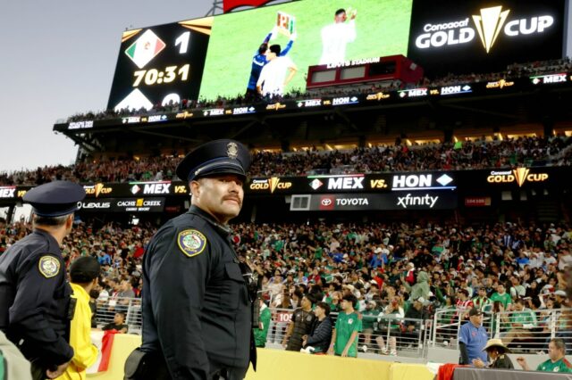 Os policiais de Santa Clara monitoram os fãs quanto aos possíveis encrenqueiros durante o jogo semi -final entre o México e Honduras no estádio Levi's em Santa Clara, Califórnia, na quarta -feira, 2 de julho de 2025. O México venceu por 1-0 (Ray Chavez/Bay Aea News Group)