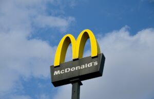 A senha simples ‘123456’ da AI Chatbot correria o risco de expor dados pessoais de milhões de candidatos do McDonald’s A senha simples '123456' da AI Chatbot correria o risco de expor dados pessoais de milhões de candidatos do McDonald's