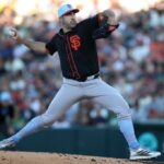 Um arremessador de San Francisco Giants joga um beisebol.