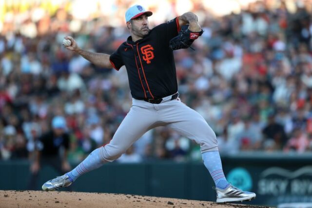 Um arremessador de San Francisco Giants joga um beisebol.