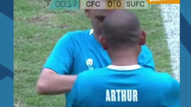 A substituição de jogadores mais rápidos na história do futebol substituiu imediatamente 17 segundos após o início!

