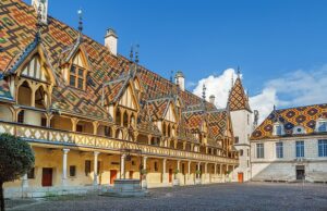 A tragédia como uma mulher britânica, 35 anos, é derrubada e morta na frente do marido enquanto corre na França, pois os policiais questionam os motoristas A mulher de 35 anos, que ainda não foi identificada, dirigiu na Avenue Charles-de-Gulle em Beaune, uma pequena cidade no oeste da França (imagem de arquivo de Beaune)