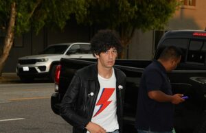 A verdadeira razão para Matty Healy não estava no companheiro de banda e no casamento de melhores amigos George Daniel, enquanto as estrelas 1975 se ligam com Charli XCX A verdadeira razão pela qual Matty Healy não estava no companheiro de banda e o casamento dos melhores amigos George Daniel que estrela 1975 liga Knuten com Charli XCX (Matty Bild em LA na sexta -feira)