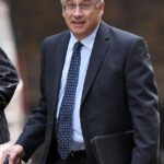 O ex -juiz do Supremo Tribunal Sir Brian Leveson propõe o abuso de drogas e alguns crimes públicos não devem ser punidos com prisão