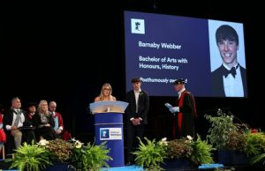 A vítima de Nottingham Knife Rampage Barnaby Webber recebe o grau de honra durante uma cerimônia emocional que seu irmão mais novo participou Em uma homenagem lida por Rawlins em nome dos pais de Barnaby, Emma e David, o casal contou ao casal como era