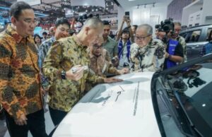 AGUS GUMIWANG assinou Stargazer Cartenz X, uma forma de agradecimento pelos esforços da Hyundai incentiva a produção local AGUS GUMIWANG assinou Stargazer Cartenz X, uma forma de agradecimento pelos esforços da Hyundai incentiva a produção local