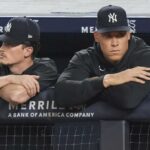 Aaron Judge (à direita) observa a ação com Max Fied durante a nona rodada de vencer por 7-5 Yankees sobre o raio em 29 de julho de 2025.