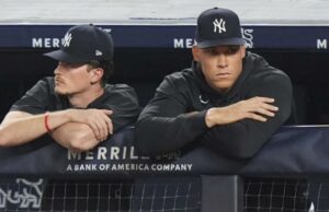 Aaron Juiz dá o primeiro passo no processo de reabilitação dos Yankees quando um retorno rápido Aaron Judge (à direita) observa a ação com Max Fied durante a nona rodada de vencer por 7-5 Yankees sobre o raio em 29 de julho de 2025.