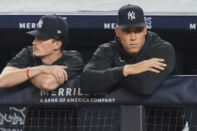 Aaron Judge (à direita) observa a ação com Max Fied durante a nona rodada de vencer por 7-5 Yankees sobre o raio em 29 de julho de 2025.