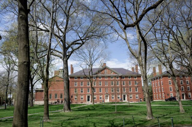 "Absolutamente incrível" - Candace Owens Harvard foi um Islã por fornecer o escritório de Epstein depois que o financiador foi condenado a crimes contra menores

