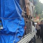 Ação maluca de um motorista de coleção no centro da cidade, bateu na polícia para fugir com uma motocicleta!