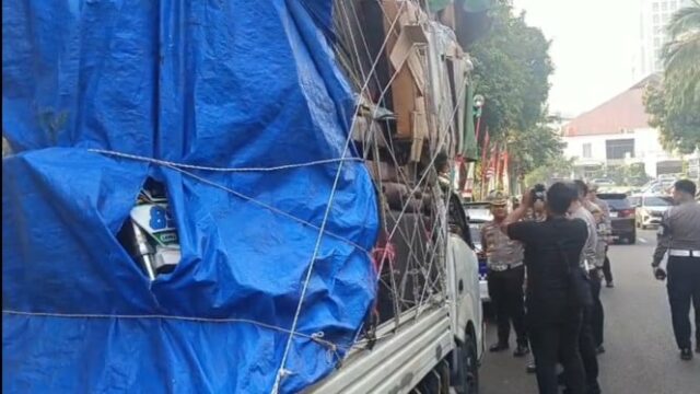 Ação maluca de um motorista de coleção no centro da cidade, bateu na polícia para fugir com uma motocicleta!

