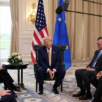 O presidente dos EUA, Donald Trump, fala com o presidente da Comissão Europeia, Ursula von der Leyen, após o acordo de publicação entre os EUA e a UE, Turnberry, Escócia, Grã -Bretanha, 27 de julho de 2025.