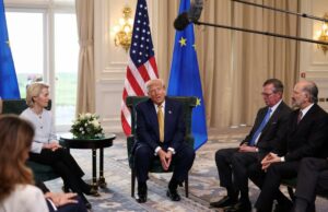 Acordo de Comércio da UE – com suas condições favoráveis para os EUA – prova que Trump é um grande comércio O presidente dos EUA, Donald Trump, fala com o presidente da Comissão Europeia, Ursula von der Leyen, após o acordo de publicação entre os EUA e a UE, Turnberry, Escócia, Grã -Bretanha, 27 de julho de 2025.