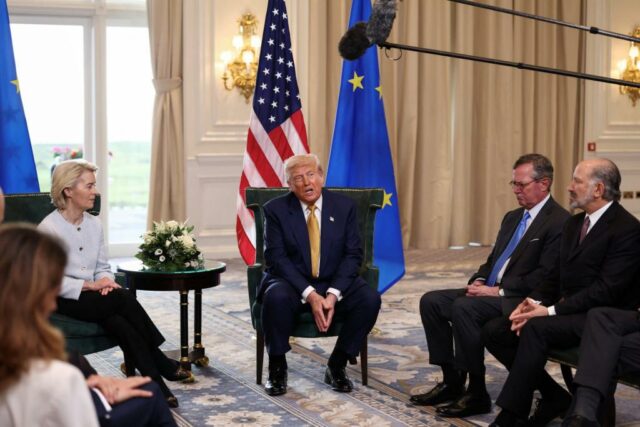 O presidente dos EUA, Donald Trump, fala com o presidente da Comissão Europeia, Ursula von der Leyen, após o acordo de publicação entre os EUA e a UE, Turnberry, Escócia, Grã -Bretanha, 27 de julho de 2025.