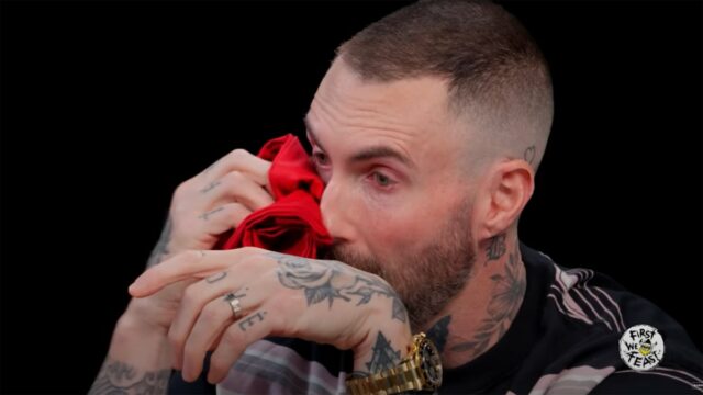 Adam Levines Hot Ones começa forte, é dificilmente descarrilado

