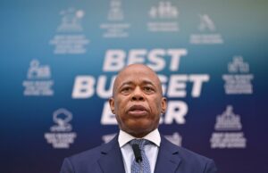 Adams se posiciona como candidato ao prefeito de educação, anunciando um aumento no financiamento no valor de US $ 80 milhões Adams se posiciona como candidato ao prefeito de educação, anunciando um aumento no financiamento no valor de US $ 80 milhões