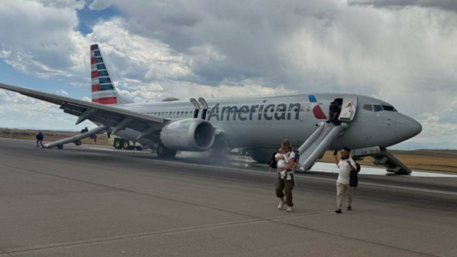 Aeronaves de emergência no aeroporto de Denver após a entrega do dispositivo

