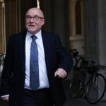 O advogado nacional Lord Hermer (na foto nesta semana) deve ser saqueado no próximo gabinete sobre a mistura, pois se tornou uma responsabilidade pelo governo, acredita