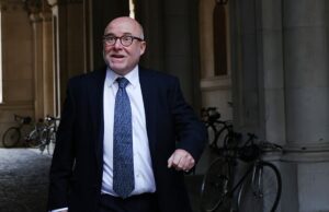 Aid pede ao primeiro -ministro que machuse o chefe de direito de ‘intromissão’ no outono Resshuffle porque ele é uma “responsabilidade” pelo governo O advogado nacional Lord Hermer (na foto nesta semana) deve ser saqueado no próximo gabinete sobre a mistura, pois se tornou uma responsabilidade pelo governo, acredita