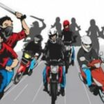 Aipda Darussalam foi gravemente ferido pela gangue de motocicletas em frente à delegacia, o culpado acabou sendo um menor
