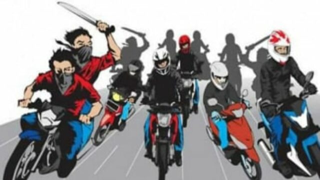 Aipda Darussalam foi gravemente ferido pela gangue de motocicletas em frente à delegacia, o culpado acabou sendo um menor

