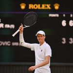 Em 11 de julho de 2025, Jannik Sinner, da Itália, comemora após a vitória de Novak Djokovic na Sérvia no décimo segundo dia do Campeonato de Wimbledon de 2025 em Wimbledon, em Londres, em 11 de julho de 2025.
