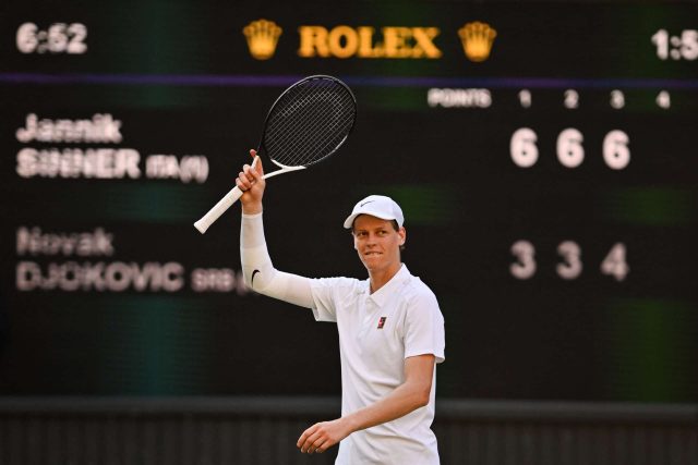 Em 11 de julho de 2025, Jannik Sinner, da Itália, comemora após a vitória de Novak Djokovic na Sérvia no décimo segundo dia do Campeonato de Wimbledon de 2025 em Wimbledon, em Londres, em 11 de julho de 2025.