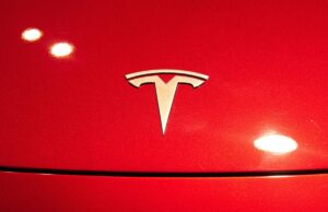 Alegadamente Tesla traz uma versão limitada de seu serviço Robotaxi para San Francisco A Tesla logo seen on a Tesla Model 3 car.
