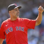 Alex Cora, chefe de Boston Red Sox, discutem com os juízes.