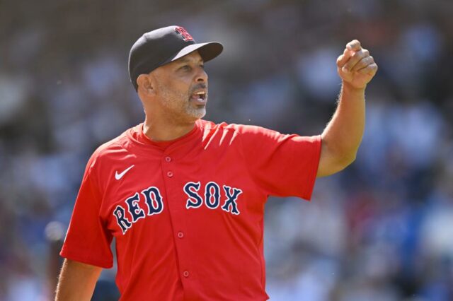 Alex Cora, chefe de Boston Red Sox, discutem com os juízes.