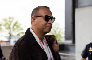 Alex Rodriguez explica como as habilidades de futebol o ajudam em importante MLB no campo March Madness Logo