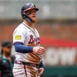 O defensor esquerdo de Atlanta Braves, Alex Verdugo (8), mostrado na segunda base depois que ele bateu duas vezes para ir ao Diamondback Arizona correndo durante o segundo turno em Truist Park.